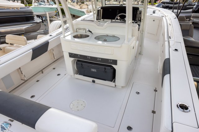 Pre-Owned 2019 Robalo R302 CC for sale